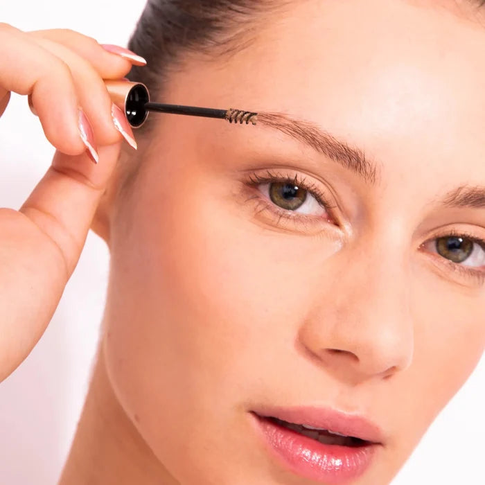 Application du gel-mascara à sourcils teinté bio Charlotte Bio, gros plan